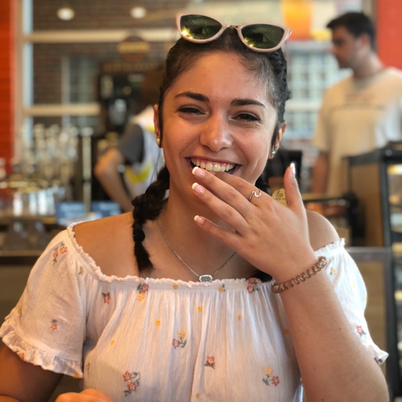 Meet your Posher, Julianna - Picture 1 of 1